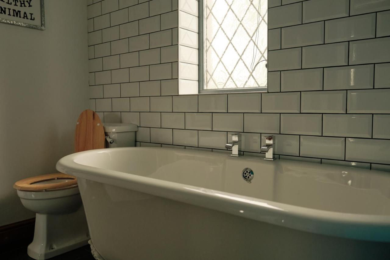 Modern Spacious House - Sleeps 16, Free Parking, Sun Terrace นานีทัน ภายนอก รูปภาพ