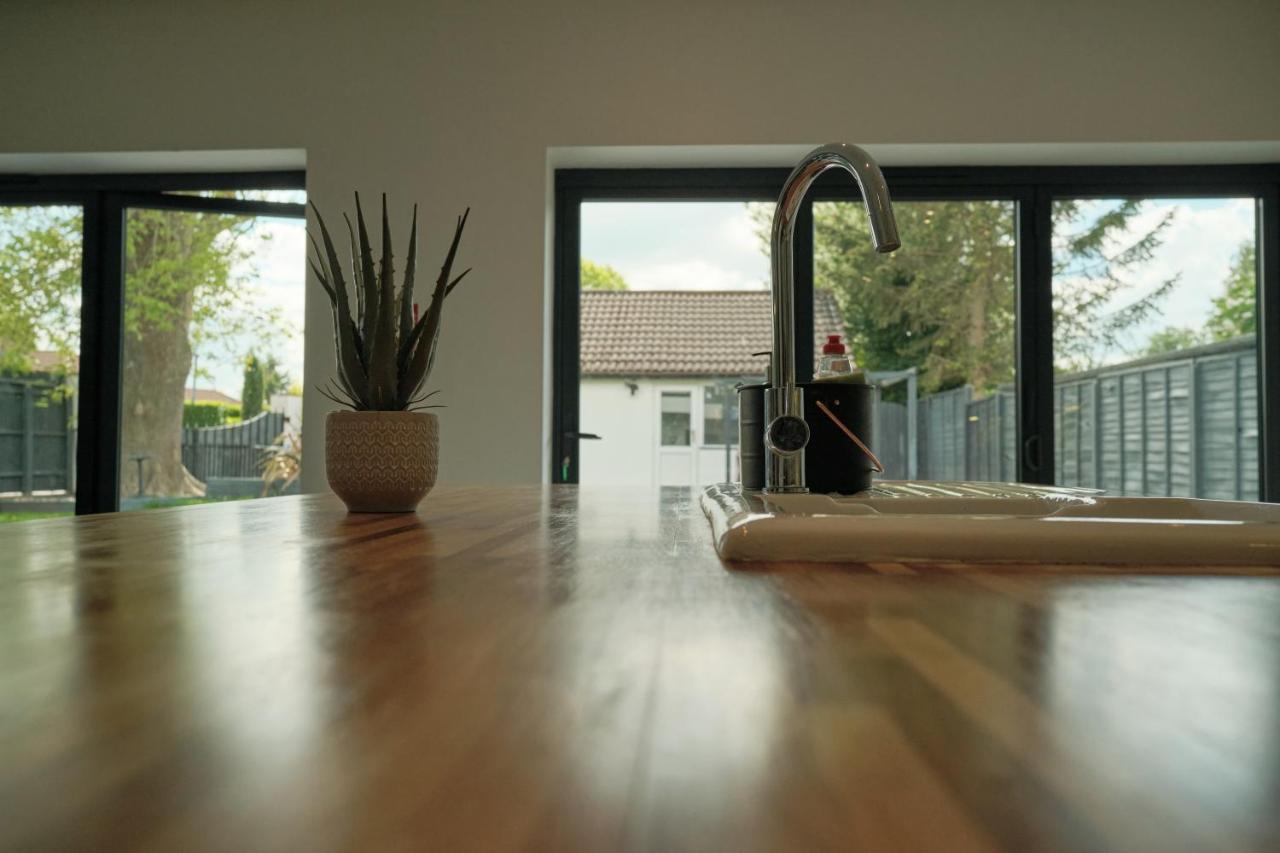 Modern Spacious House - Sleeps 16, Free Parking, Sun Terrace นานีทัน ภายนอก รูปภาพ