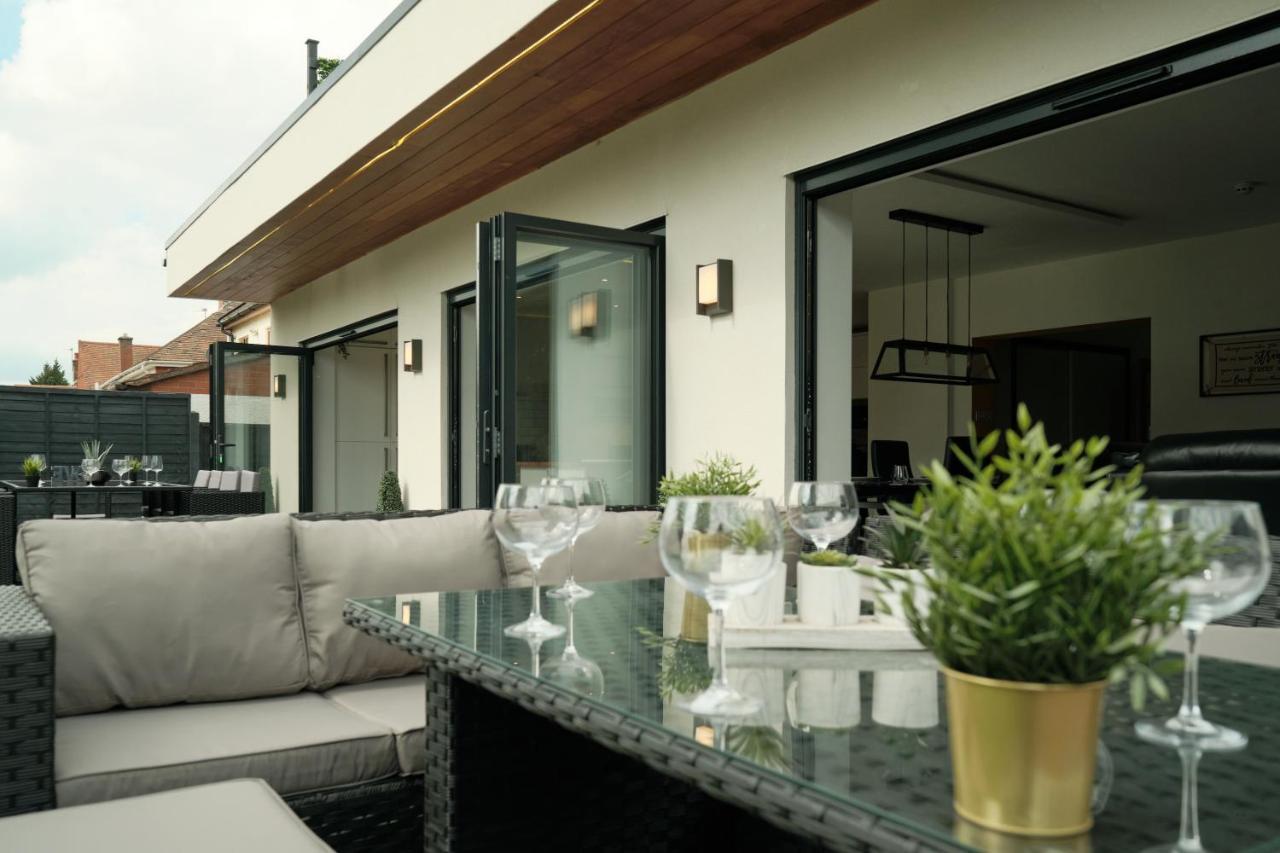 Modern Spacious House - Sleeps 16, Free Parking, Sun Terrace นานีทัน ภายนอก รูปภาพ