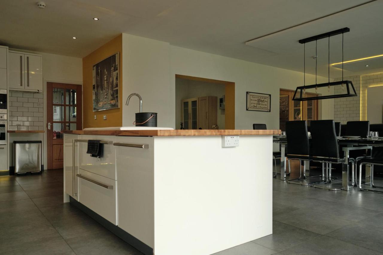 Modern Spacious House - Sleeps 16, Free Parking, Sun Terrace นานีทัน ภายนอก รูปภาพ