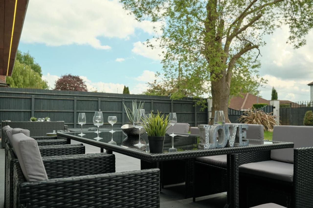 Modern Spacious House - Sleeps 16, Free Parking, Sun Terrace นานีทัน ภายนอก รูปภาพ
