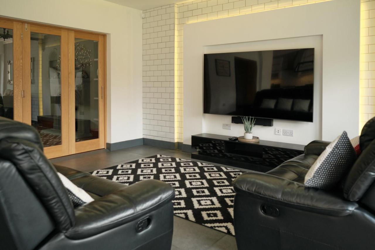 Modern Spacious House - Sleeps 16, Free Parking, Sun Terrace นานีทัน ภายนอก รูปภาพ